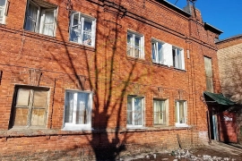 Продаётся комната в общежитии коридорного типа на ул. территория Машзавода. 1 этаж 2 этажного кирпичного дома, 1938 дома постройки.
Площадь комнаты 24 кв м
