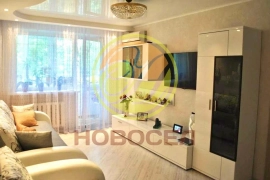 Продаётся однокомнатная квартира 44 метра с дизайнерским ремонтом в районе правого берега с балконом. В доме имеется два лифта грузовой и пассажирский, рядом развитая ифраструктура, детская поликлинника в 2-х минутах ходьбы, детские сады, школа также в ша
